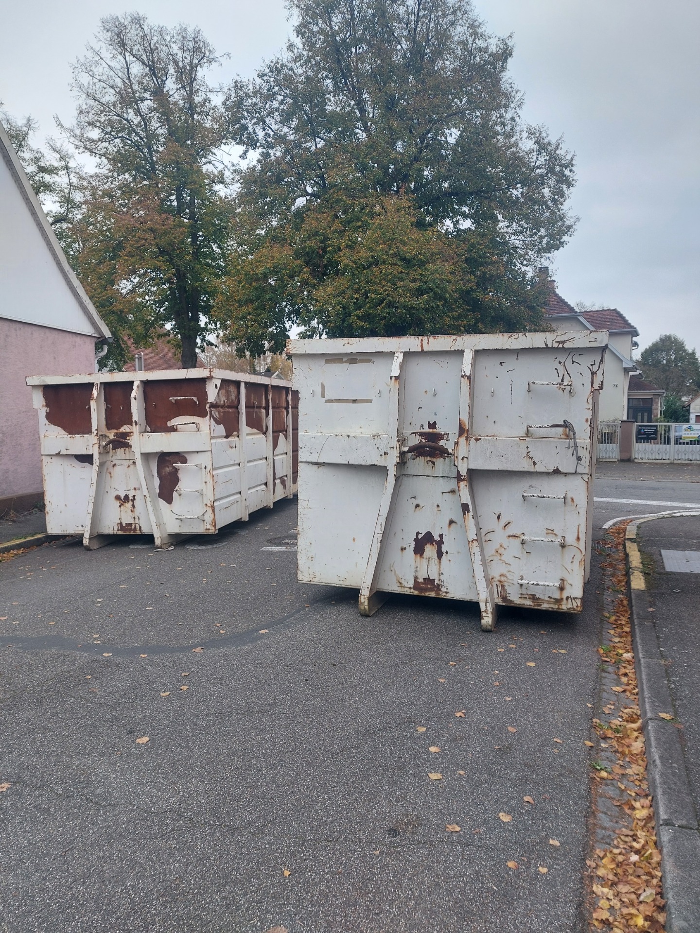 Vous pouvez disposer de benne aussi bien à Strasbourg, neudorf, illkirch, oswald,meinau, bischheim, schiltigheim,  neuhof, museau, quartier gare, université Strasbourg, petite France, kibitzenau, place de la bourse, place de l'étoile,  hoenheim, wantzenau, blaisheim, lingolsheim, koenigshoffen, place des halles, place kleber,  place brogli, cathédrale, pont fario, rue de soultz, cronembourg, rue des grande arcade de Strasbourg 