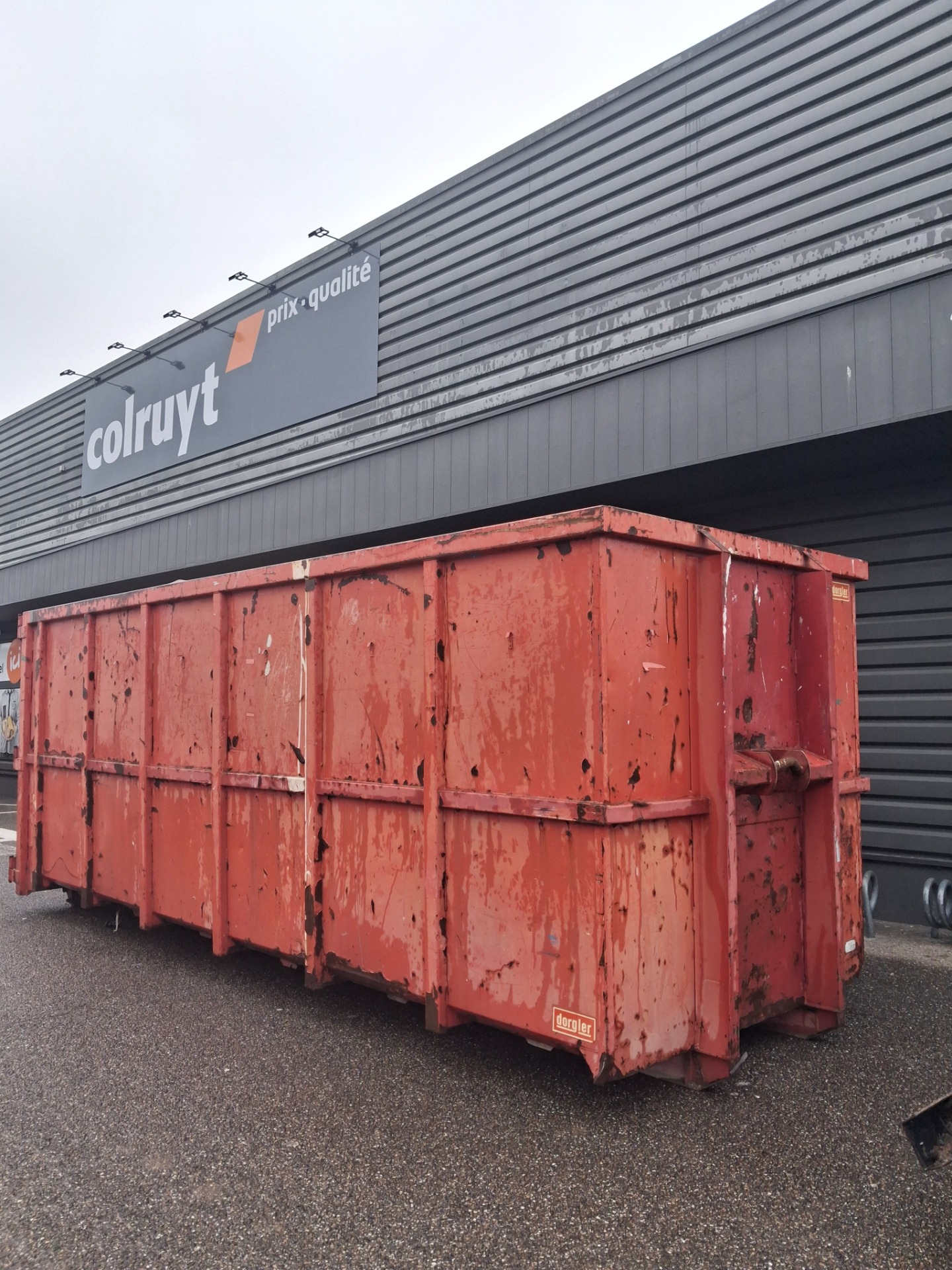 "Nos Services") ​Expert en location de bennes à Strasbourg et dans tout le Bas-Rhin (67) ​Vous entreprenez des travaux de rénovation, un chantier de construction ou un grand débarras de maison ? ADS Location de Bennes est votre partenaire de confiance pour la gestion et l'évacuation de vos déchets en Alsace. Basés à Strasbourg, nous intervenons avec réactivité dans toute l'Eurométropole (Schiltigheim, Illkirch, Lingolsheim) et les communes environnantes pour simplifier vos chantiers. ​Nous mettons à votre disposition une large gamme de bennes adaptées à chaque besoin : de la benne à gravats de 8m³ pour vos démolitions, aux bennes gros volumes de 30m³ pour les encombrants, le bois ou les déchets industriels banals (DIB). Notre service s'adresse aussi bien aux particuliers qu'aux professionnels du bâtiment exigeants sur les délais. ​Pourquoi choisir ADS Location de Bennes ? ​Réactivité garantie : Pose et retrait de benne sous 24h à 48h. ​Polyvalence : Prise en charge des déchets verts, terre, métaux, cartons et tout-venant. ​Accompagnement : Conseils sur le choix du cubage et aide pour vos demandes d'autorisation de stationnement sur la voirie à Strasbourg. ​Éco-responsabilité : Tous vos déchets sont acheminés vers des centres de tri agréés en Alsace pour favoriser le recyclage. ​Contactez-nous dès aujourd'hui pour un devis gratuit et personnalisé. Ensemble, gardons vos chantiers propre. ​